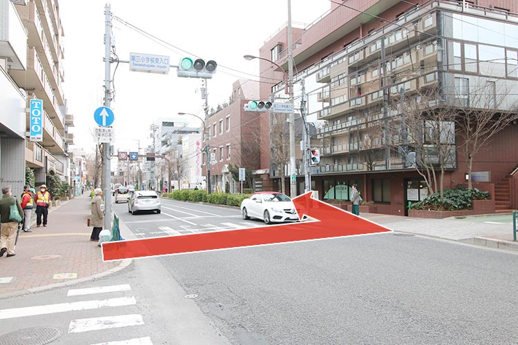 第三小学校東入口の横断歩道を渡り、さらに左へ進みます。
