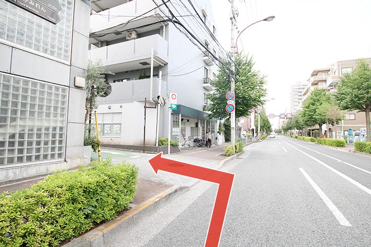 三鷹通り当院南側の道に入ります。
