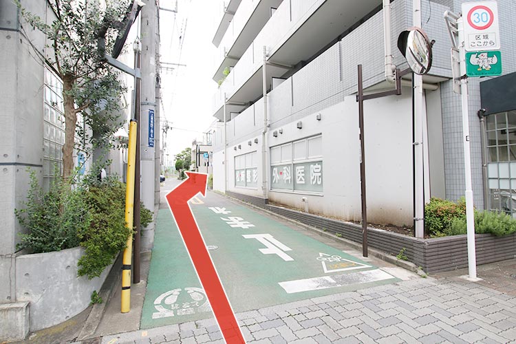 第三小学校東入口の横断歩道を渡り、さらに左へ進みます。