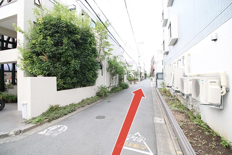 直進します。