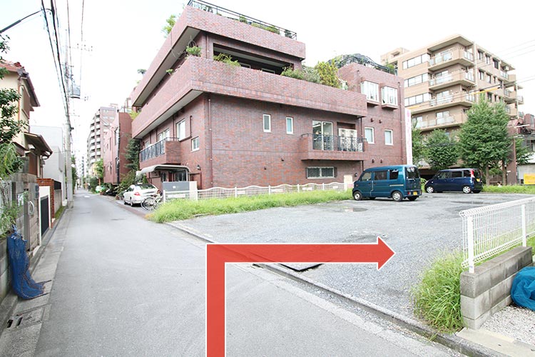 右側に駐車場が見えます。奥の東側から東側から3・4・5・6・8台目の駐車スペースがご利用いただけます。