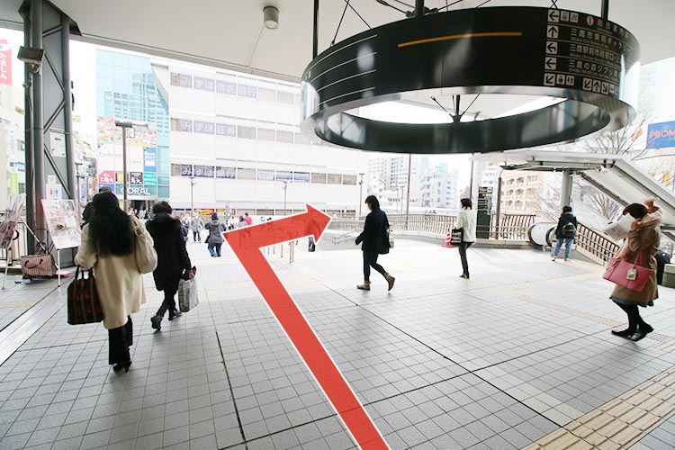 南口を出て右前方へ進みます。