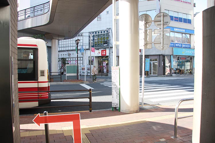 エレベーターを降りたら歩道を左に進んでください。