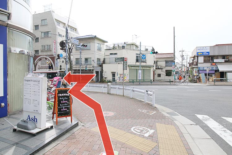 三鷹駅南交差点で信号を渡り、左へ曲がります。
