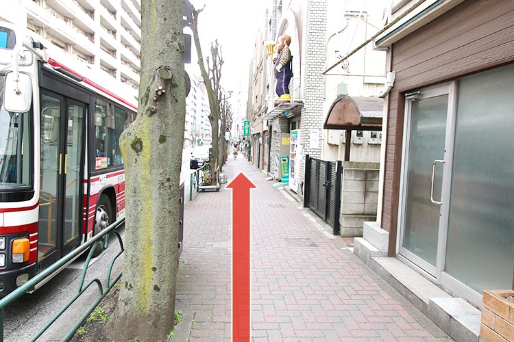 歩道沿いに直進します。