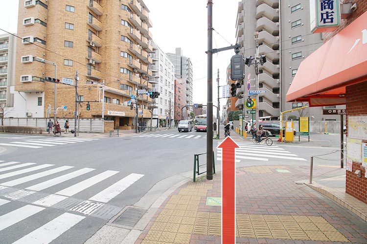 法専寺前交差点も直進して通過します。