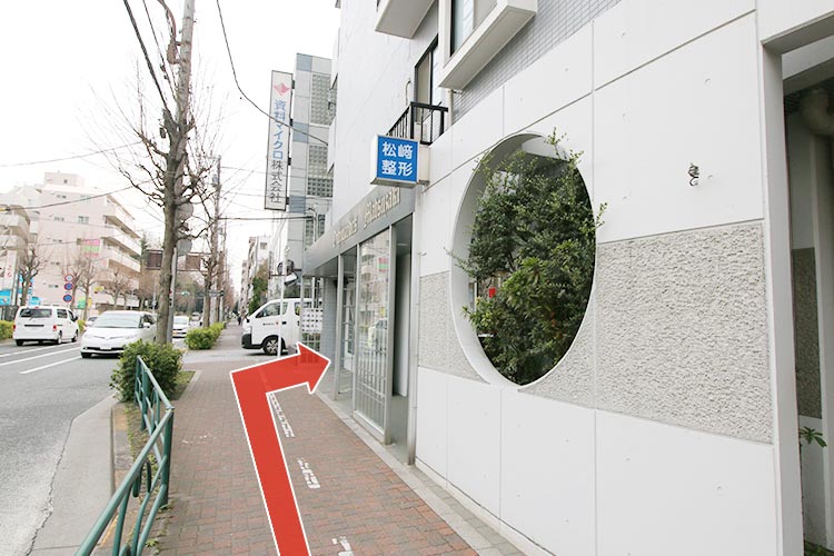 道路右側に当院があります。青い看板が目印です。